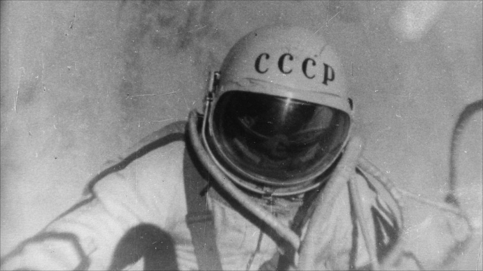  Aleksej Archipovič Leonov galleggia nello spazio